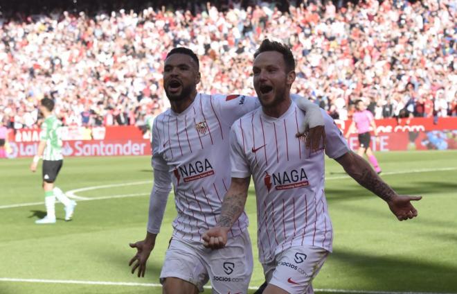 En-Nesyri y Rakitic celebran el 1-0 del Sevilla (Foto: Kiko Hurtado).
