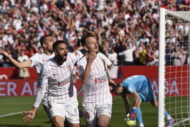 Rakitic celebra su primer gol  en el derbiante los aficionados del Sevilla. (Foto: Kiko Hurtado).