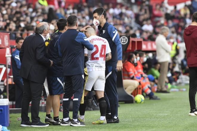 Papu Gómez se marcha lesionado del derbi. (Foto: Kiko Hurtado).