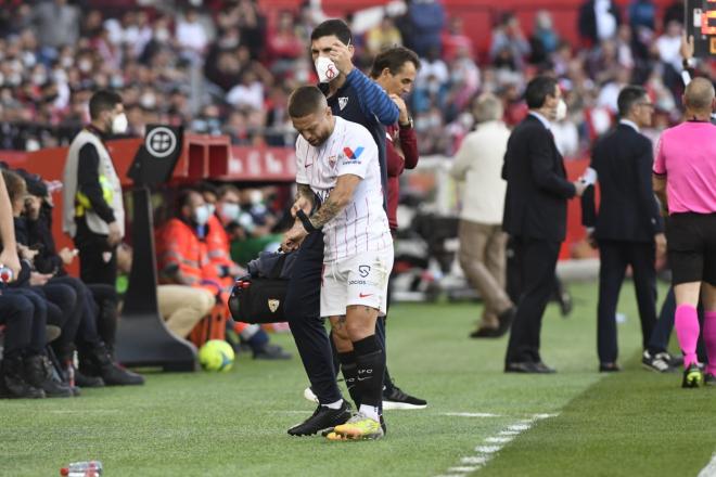 Papu Gómez, uno de los lesionados del Sevilla, se retira del derbi (Foto: Kiko Hurtado).