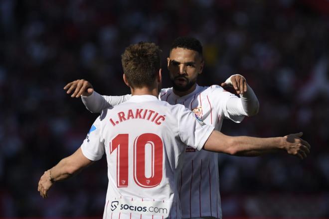 Rakitic y En-Nesyri celebran el gol en el Sevilla - Betis (Foto: Kiko Hurtado)