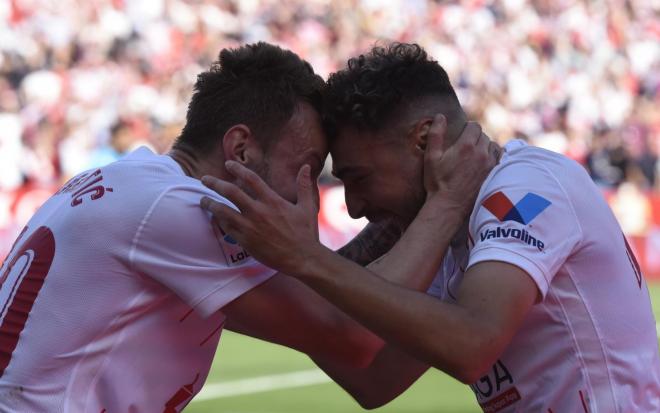 Rakitic y Munir celebran el segundo gol del Sevilla en el derbi. (Foto: Kiko Hurtado).