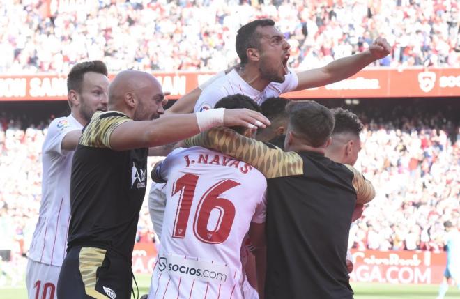 El Sevilla celebra el gol de Munir en el derbi. (Foto: Kiko Hurtado).