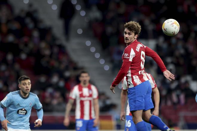 Antoine Griezmann salta de cabeza en el Atlético de Madrid-Celta (Foto: Cordon Press).