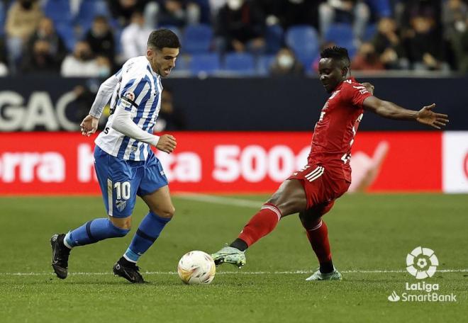 Jairo intenta llevarse una pelota ante un rival del Cartagena (Foto: LaLiga).
