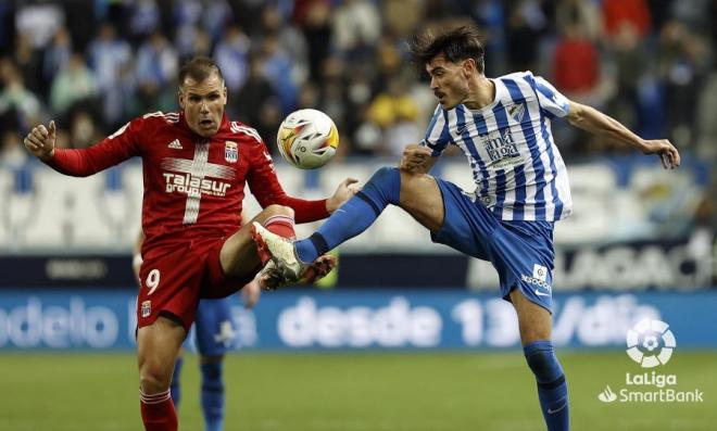 Jozabed pelea por un balón ante el Cartagena (Foto: LaLiga).