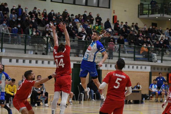 Leonel, en un lance del Alicante-Trops Málaga (Foto: Emilio Duarte).