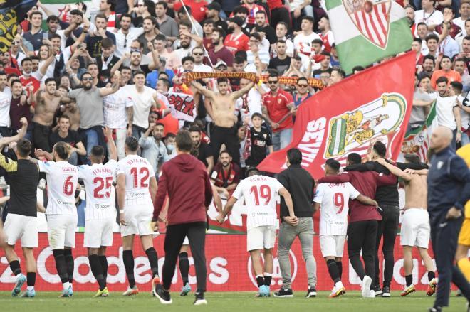 El Sevilla celebra con la grada del Sánchez-Pizjuán la victoria sobre el Betis (Foto: Kiko Hurtado).