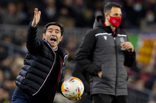 Gestos de Marcelino ante el Barça en el Camp Nou (Foto: Athletic Club).