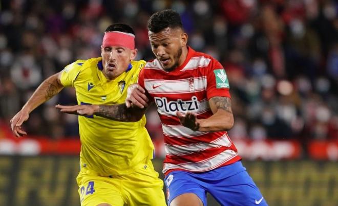 San Emeterio presiona a Luis Suárez durante el Granada-Cádiz (Foto: LaLiga).