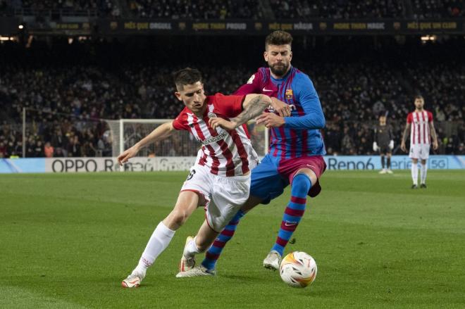 Oihan Sancet pelea ante Piqué en el Camp Nou (Foto: Athletic Club).