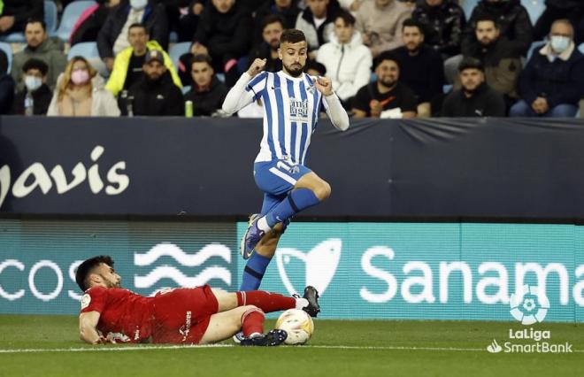 Vadillo pelea por un balón en el Málaga-Cartagena (Foto: LaLiga).