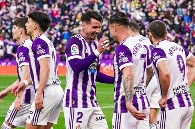 Los jugadores pucelanos, tras uno de los goles de Sergio León a la SD Amorebieta (Foto: Real Valladolid).