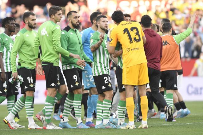 Bono y Álex Moreno, tras el pitido final del derbi (Foto: Kiko Hurtado).