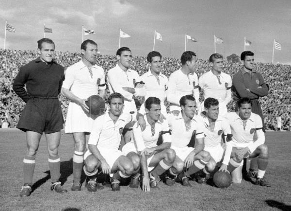 Formación del Valencia en 1950 en Mestalla