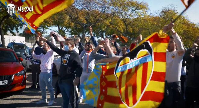 La afición del Valencia CF animando al equipo en el bus.