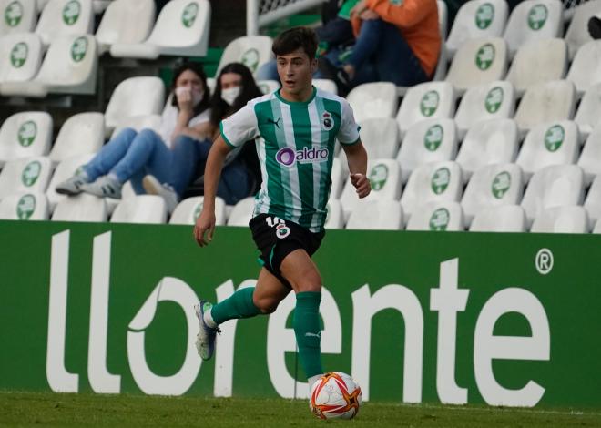 Pablo Torre, pretendido por Joan Laporta, en un partido del Racing de Santander (Foto: @realracingclub).