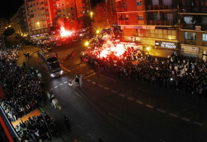 Recibimiento de la afición del Valencia CF en Mestalla