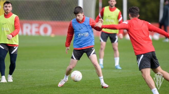 Guille Rosas, durante un entrenamiento (Foto: Real Sporting).