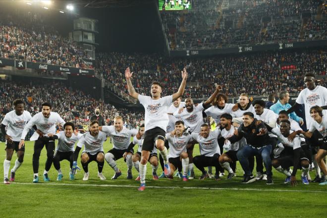 El Valencia celebra el pase a la final de la Copa del Rey ante el Athletic (Foto: EFE).