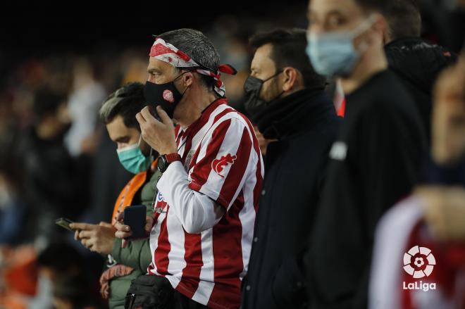 Aficionados del Athletic Club, durante el partido frente al Valencia de Copa del Rey perdido en Mestalla (Foto: LaLiga).