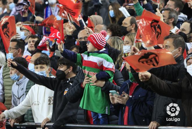 Un joven aficionado del Athletic, durante la semifinal ante el Valencia de Copa del Rey en Mestalla (Foto: LaLiga).