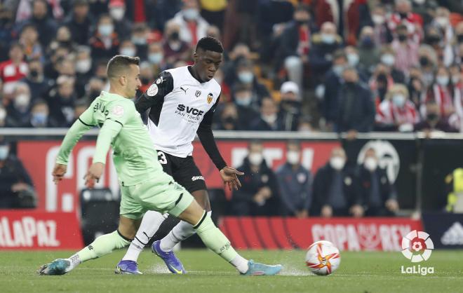 Álex Berenguer, presionado por Ilaix Moriba durante el Valencia-Athletic de Copa del Rey en Mestalla.