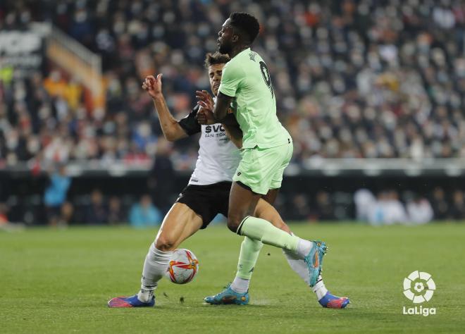 Iñaki Williams pugna con Gabriel Paulista durante el Valencia-Athletic de Copa del Rey en Mestalla