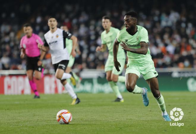 Iñaki Williams a la carrera durante el Valencia CF-Athletic Club de Copa del Rey en Mestalla (Foto: LaLiga).