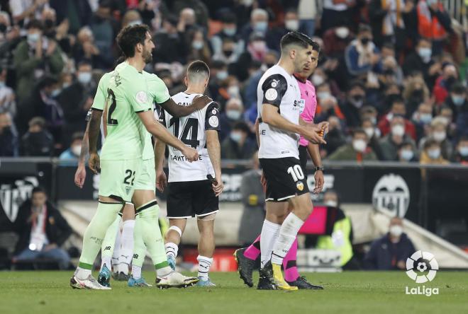 Gayá se marcha consolado por Iñaki Williams durante el Valencia-Athletic de Copa del Rey. (Foto: LaLiga)