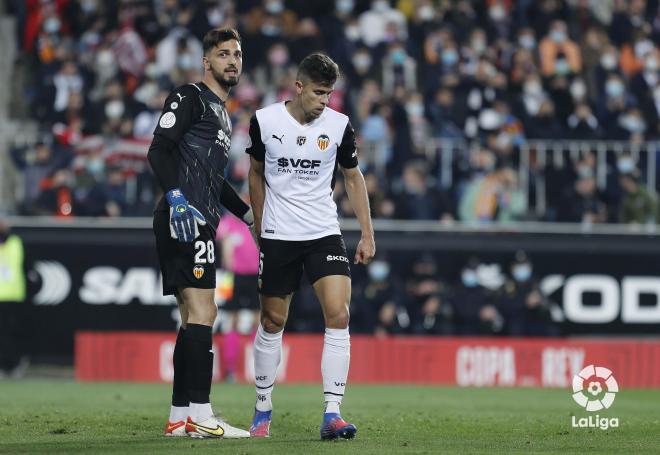 Giorgi Mamardashvili felicita a Gabriel Paulista durante el Valencia-Athletic de Copa del Rey