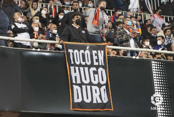 Pancarta de 'Tocó en Hugo Duro ' durante el Valencia-Athletic de Copa del Rey en Mestalla (Foto: LaLiga)
