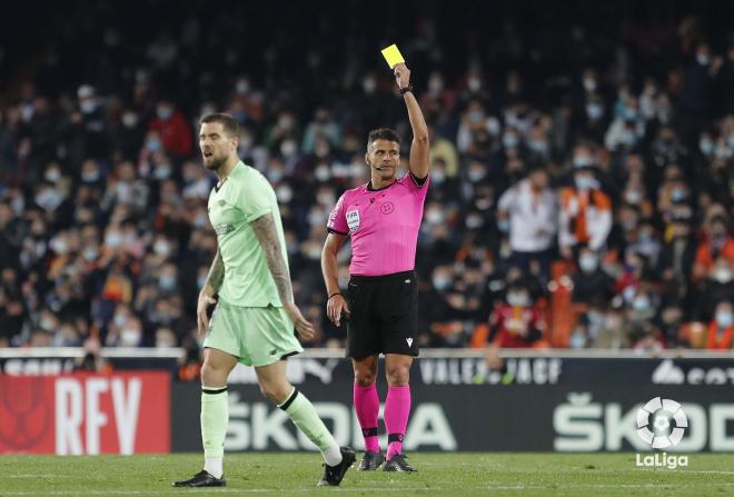 Jesús Gil Manzano amonesta a Iñigo Martínez durante el Valencia-Athletic de Copa del Rey en Mestalla.