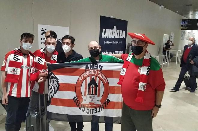 Marcelino con peñistas del Athletic Club, en Valencia para la semifinal de Copa.