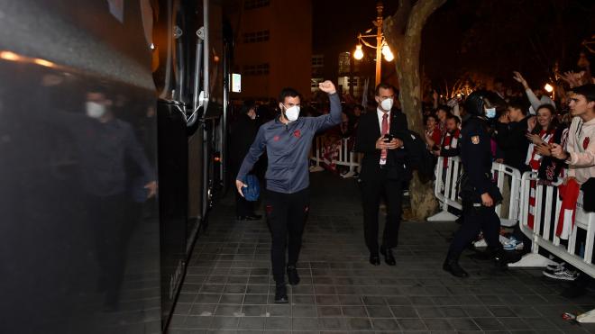 Mikel Balenziaga en la salida del Athletic Club de su hotel hacia Mestalla.