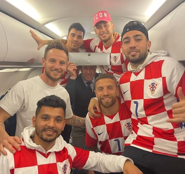 Los jugadores del Sevilla con la camiseta de Croacia.