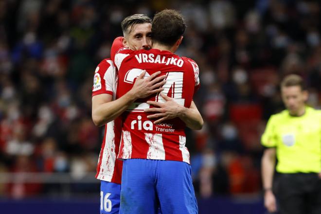 Héctor Herrera y Vrsaljko se abrazan durante un partido del Atlético de Madrid (Foto: Cordon Pres