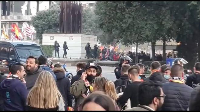La policía acordona a la afición del Valencia en los alrededores de Mestalla dos horas antes del Valencia-Athletic Club.