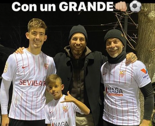 Sergio Ramos se fotografía con Kike Salas, jugador de la cantera del Sevilla.