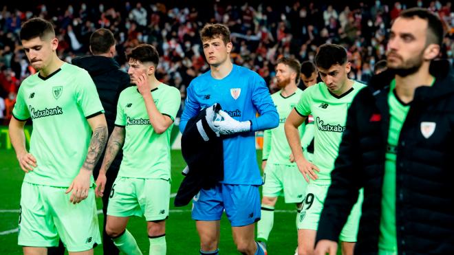 Julen Agirrezabala y sus compañeros decepcionados tras caer en la semifinal de Copa en Mestalla (Foto: Athletic Club).
