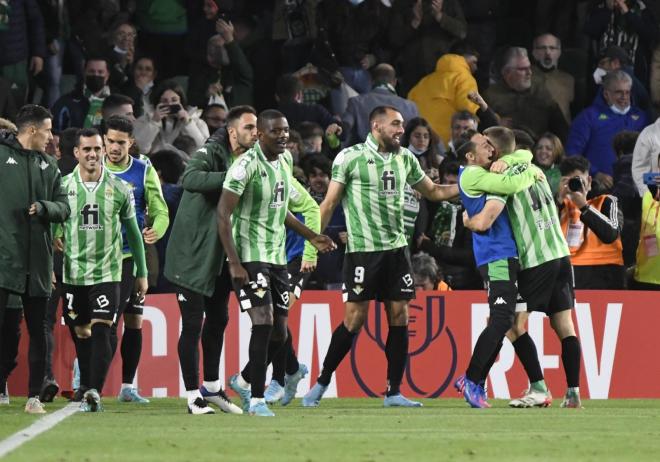 El Real Betis celebra el gol de Borja Iglesias. (Foto: Kiko Hurtado).