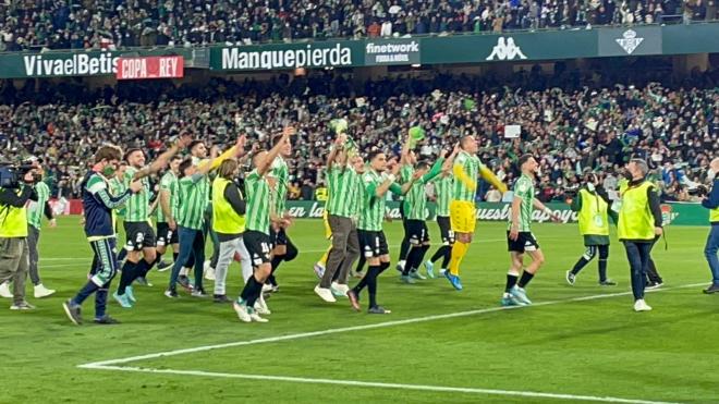 El Real Betis festeja su pase a la final de la Copa del Rey. (Foto: Kiko Hurtado).