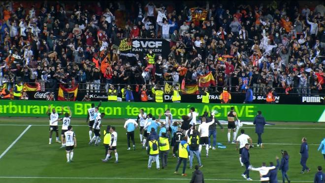 Celebración de los jugadores del Valencia CF con la grada en Mestalla
