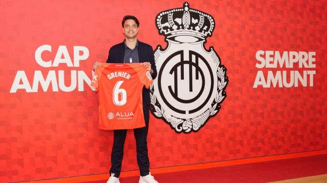 Grenier posa con la camiseta del Mallorca (Foto: RCDM).