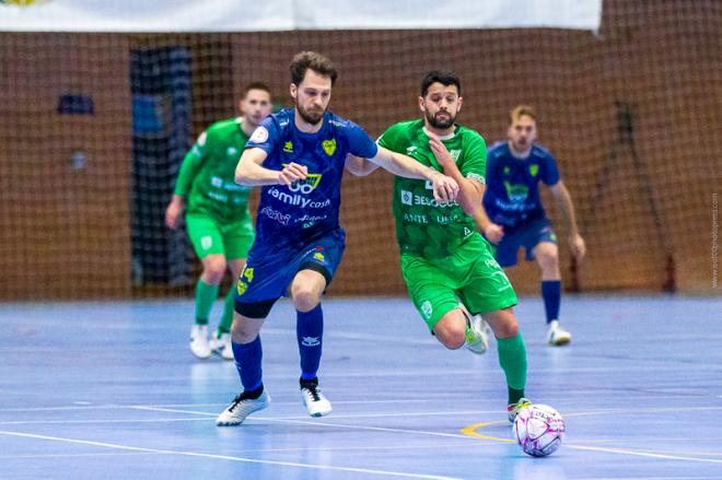 Lance del juego en el BeSoccer CD UMA Antequera - Alzira (Foto: BeSoccer).