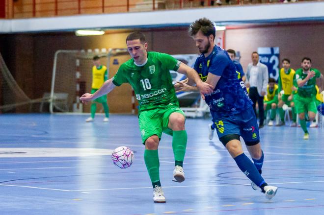 Lance del juego en el BeSoccer CD UMA Antequera - Alzira (Foto: BeSoccer).