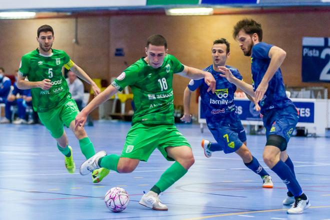 Lance del juego en el BeSoccer CD UMA Antequera - Alzira (Foto: BeSoccer).