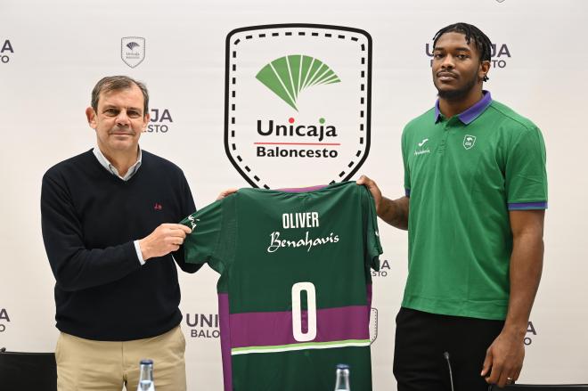 Cameron Oliver posa junto a Juanma Rodríguez con la camiseta del Unicaja (Foto: UnicajaB/Fotopress