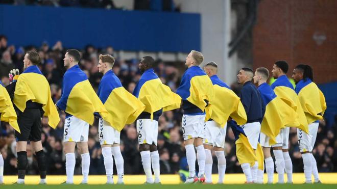 Los jugadores del Everton salieron al campo ante el City con banderas de Ucrania.