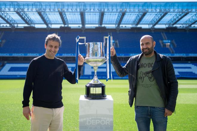 Fran y Manuel Pablo posando con la Copa del Rey del Centenariazo (Foto: RCD).